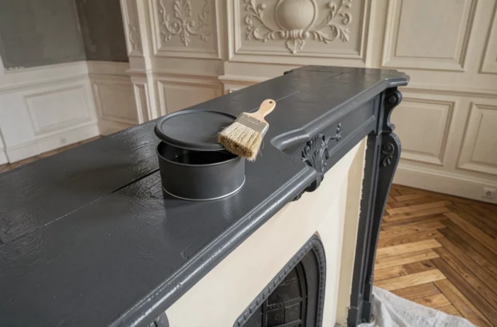 Peinture gris anthracite pour hotte de cheminée en plâtre avec rendu avant-après visible